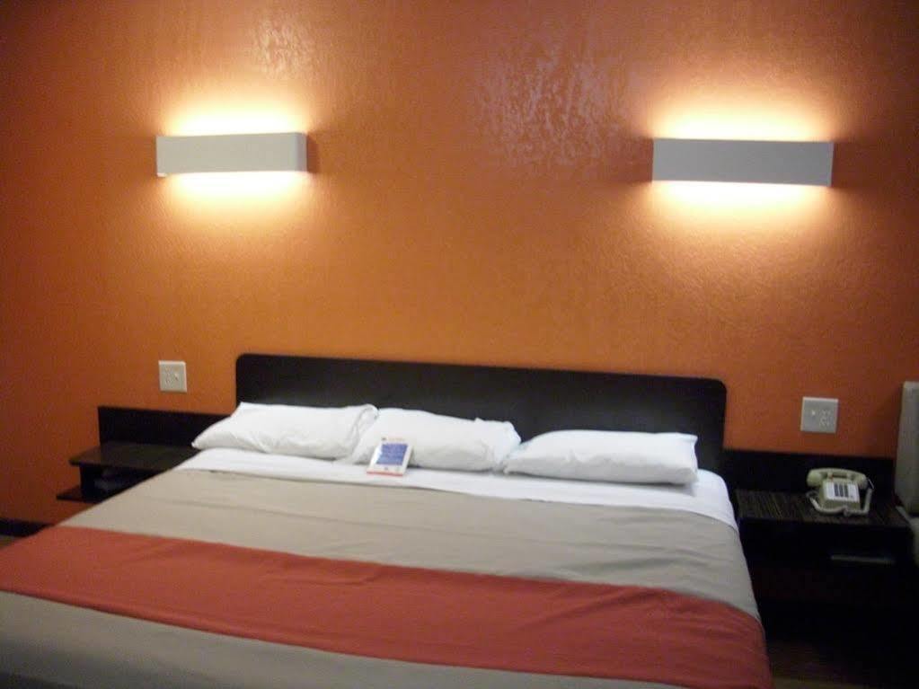 Hotel 6-willows, Ca
